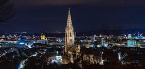 Freiburger Münster angestrahlt bei Nacht