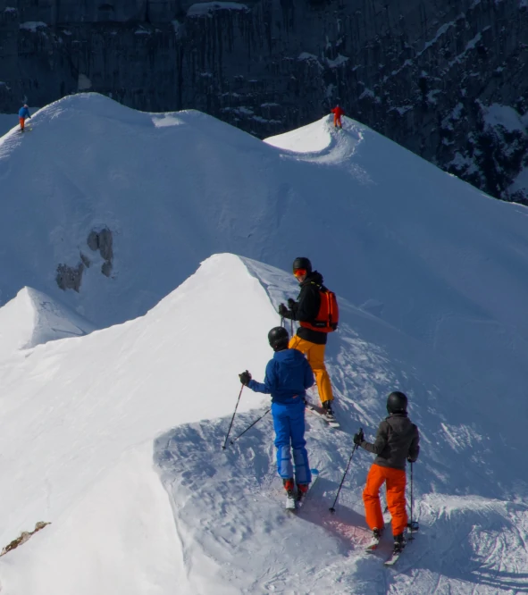 Skifahrer suchen in den verschneiten Alpen Orientierung