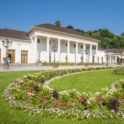 Das Casino in baden-Baden mit Blumen im Sonnenschein